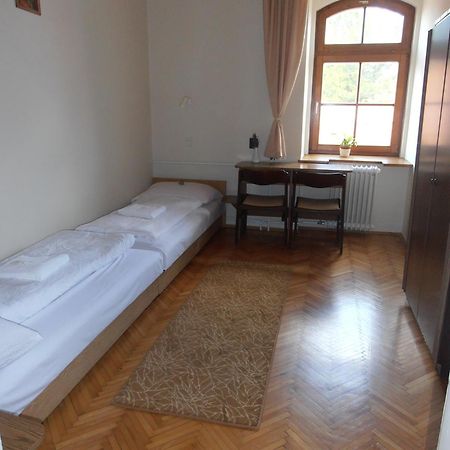 Martineum Felnottkepzo Akademia Hostel Сомбатели Стая снимка