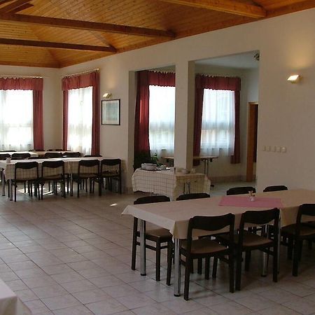 Martineum Felnottkepzo Akademia Hostel Сомбатели Екстериор снимка