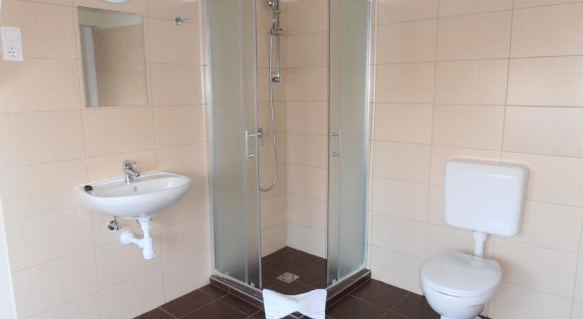 Martineum Felnottkepzo Akademia Hostel Сомбатели Стая снимка