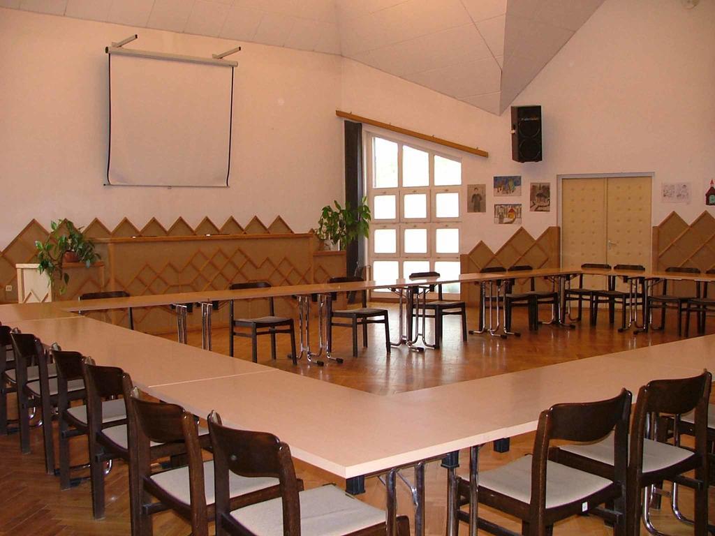Martineum Felnottkepzo Akademia Hostel Сомбатели Екстериор снимка