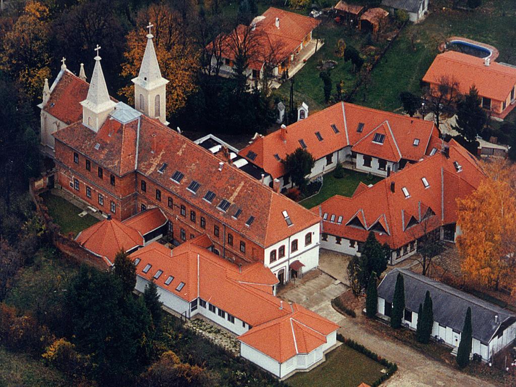 Martineum Felnottkepzo Akademia Hostel Сомбатели Екстериор снимка