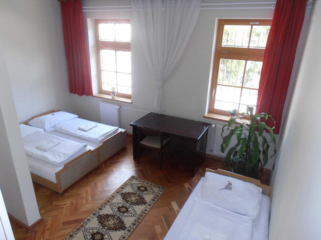Martineum Felnottkepzo Akademia Hostel Сомбатели Стая снимка