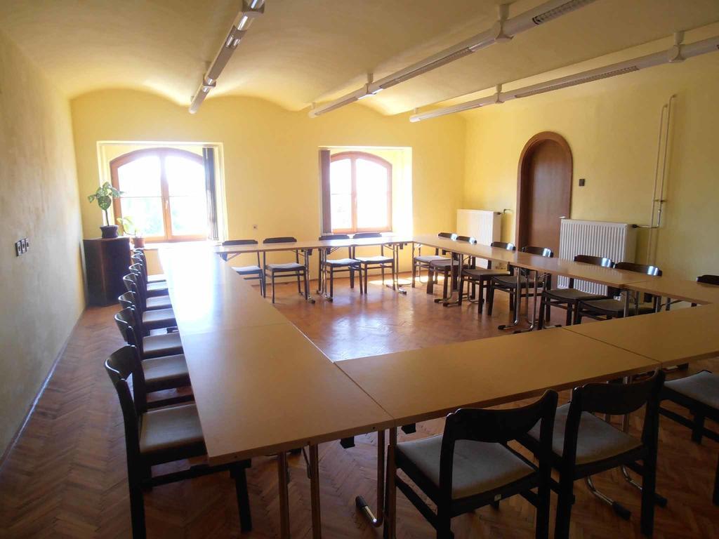 Martineum Felnottkepzo Akademia Hostel Сомбатели Екстериор снимка