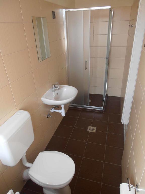 Martineum Felnottkepzo Akademia Hostel Сомбатели Стая снимка