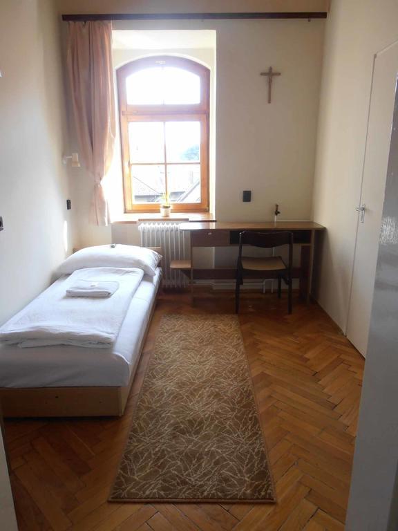 Martineum Felnottkepzo Akademia Hostel Сомбатели Стая снимка