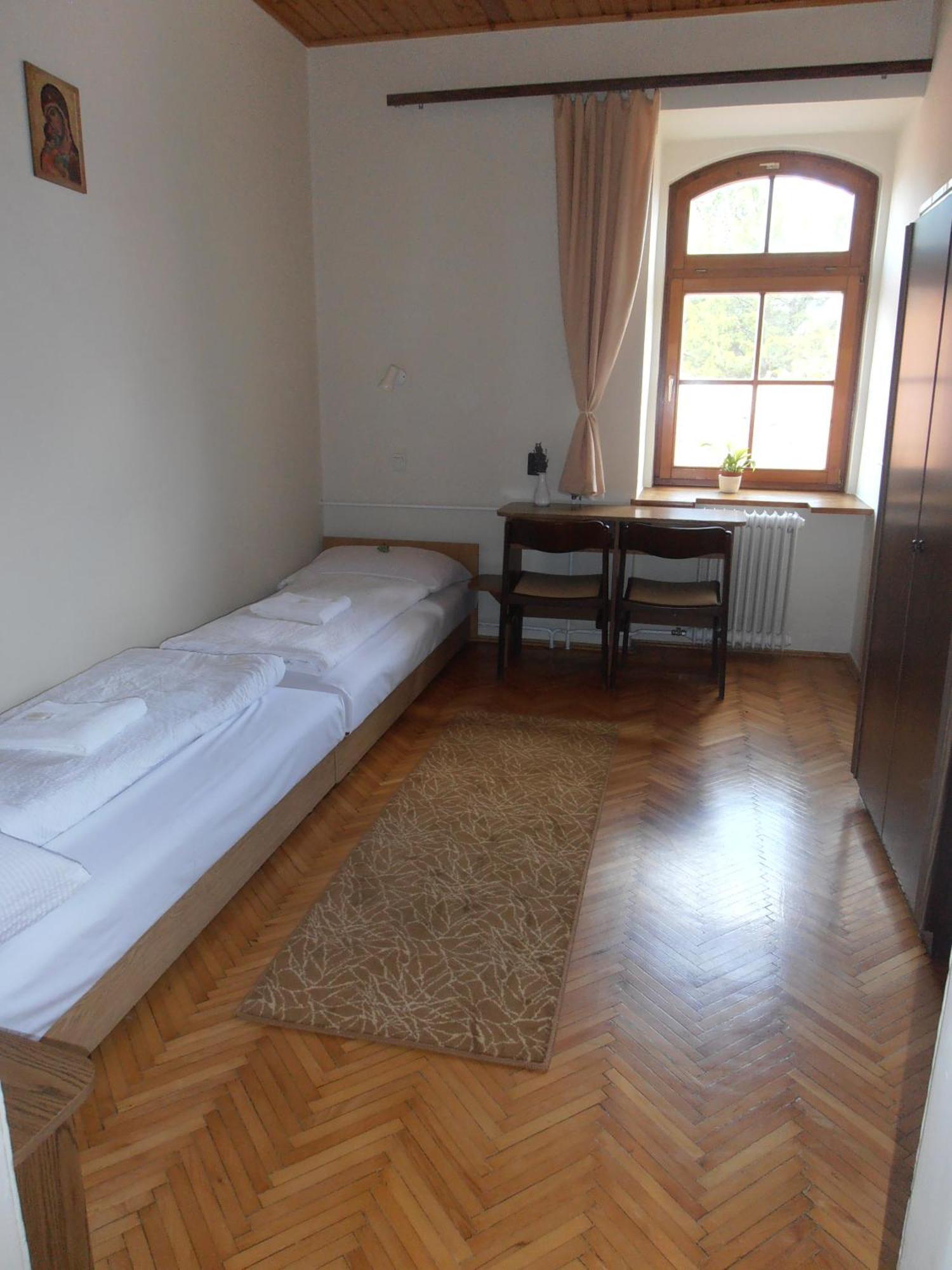 Martineum Felnottkepzo Akademia Hostel Сомбатели Стая снимка