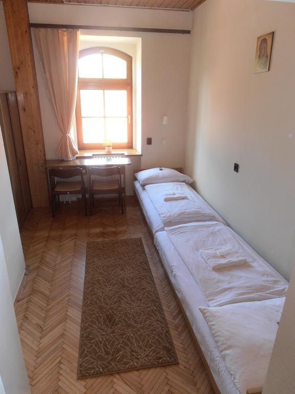 Martineum Felnottkepzo Akademia Hostel Сомбатели Стая снимка