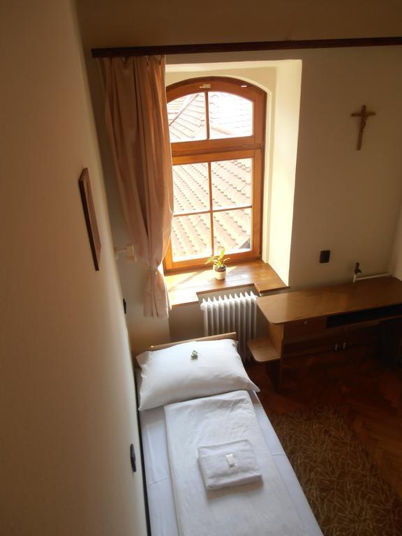 Martineum Felnottkepzo Akademia Hostel Сомбатели Стая снимка