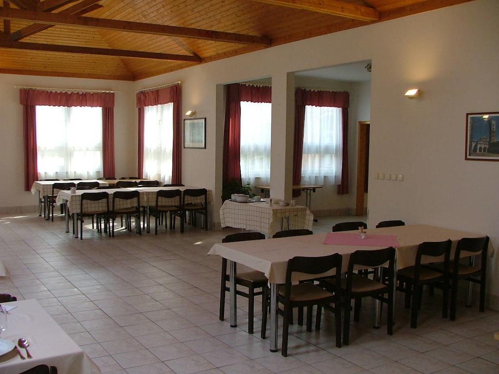 Martineum Felnottkepzo Akademia Hostel Сомбатели Екстериор снимка